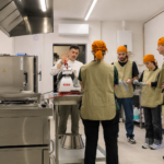 Consultant Maîtrise Culinaire accompagnant une équipe en cuisine professionnelle lors d’un audit et d’une formation terrain